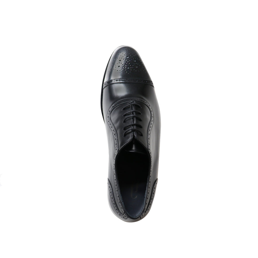 With brogue detailing is a subline addition that will instantly add polish to your outfit
