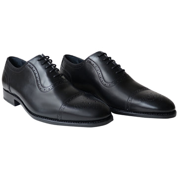 The classic design and deep black hue efforlessly compliment any formal or casual ensembles