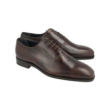 For satorial gentlemen whoe prefers his Oxfords clean, with just a hint of brogue detaililng to ensure that he stands our from the crowd