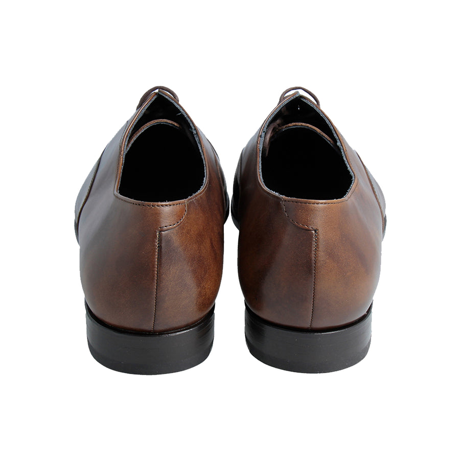 Walk confidently on the soft cushion leathers inserts.